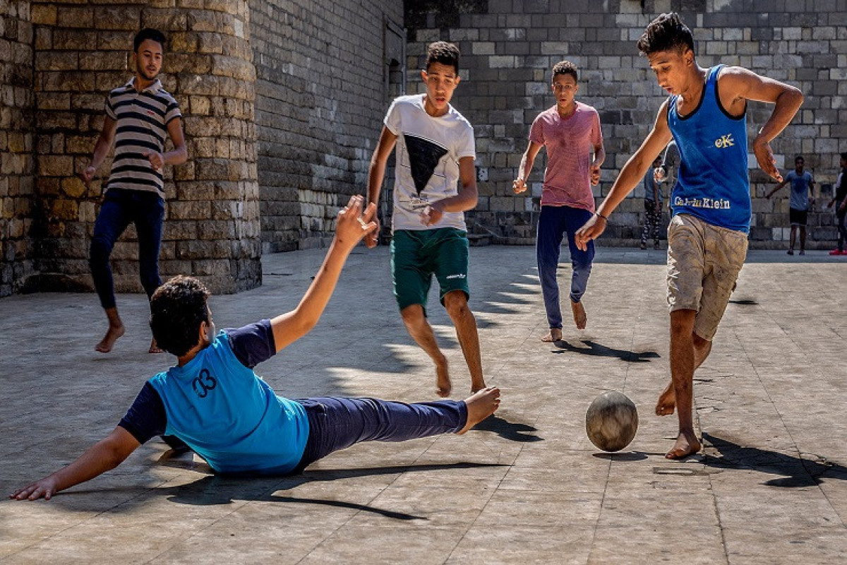 Qapıçının boyuna görə dəyişən qapı, topu olan hörmətli uşaq, davakar müdafiəçilər – Məhəllə futbolunun yazılmamış qaydaları