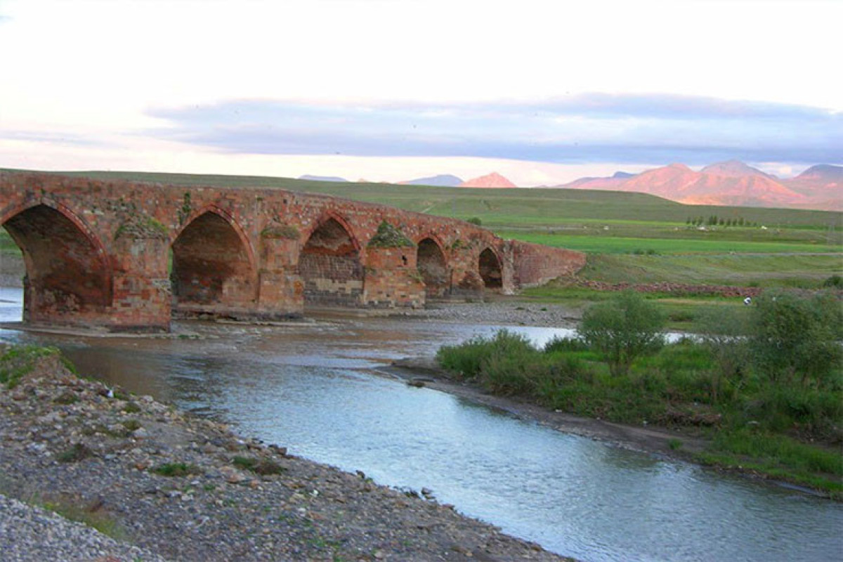 “Azər” o tayda səndədi, “baycan” mənimkidir – Güneydən şeirlər