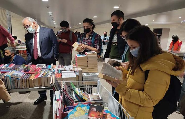 Yalnız bir nəfərə işləyən nəşriyyat, məşhur yazıçının əvəzinə avtoqraf yazan şair, iyirmi-otuz kitab alan millət vəkili – Sərgidən reportaj