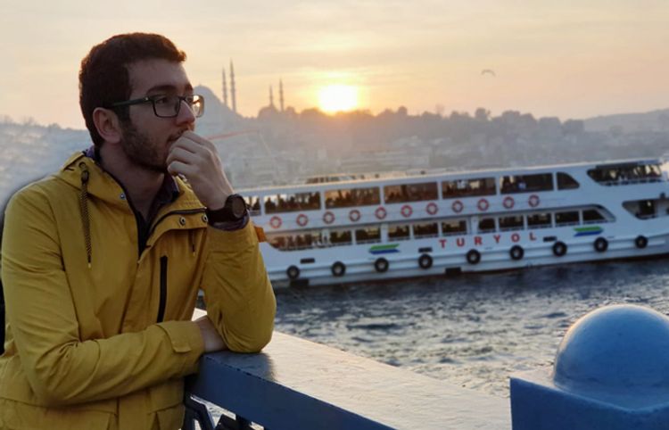 Su qatılmış pivələrlə keçən yay da bitdi - Ramil Əhməddən yeni şeirlər