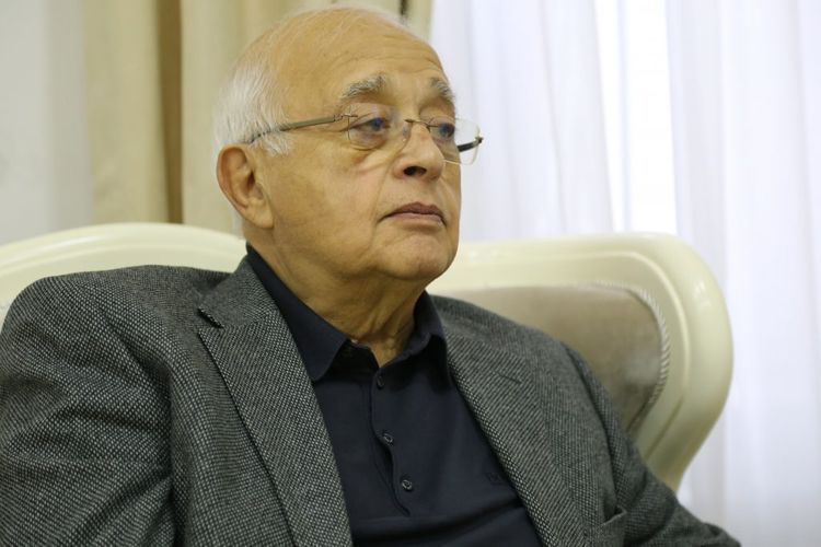 Cəmiyyətdən danışanda filosof, insandan danışanda psixoloq – Elçin yazır…